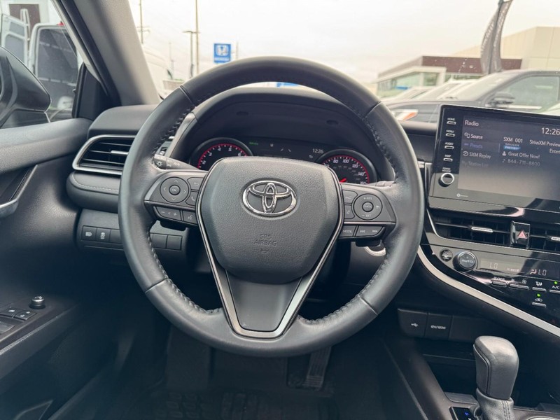 Toyota Camry Vehicle Full-screen Gallery Image 10