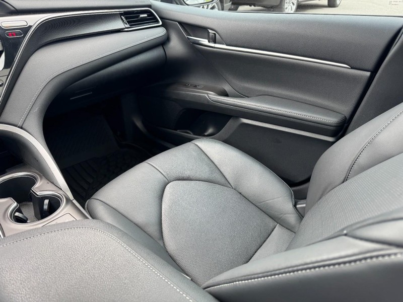 Toyota Camry Vehicle Full-screen Gallery Image 11