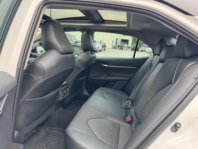 Toyota Camry Vehicle Full-screen Gallery Image 12