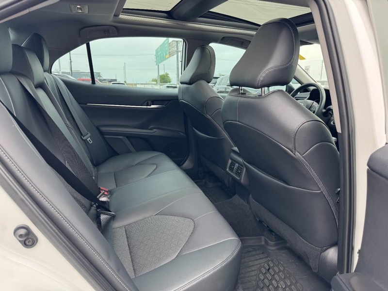 Toyota Camry Vehicle Full-screen Gallery Image 13