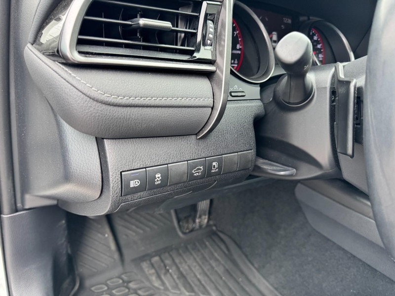 Toyota Camry Vehicle Full-screen Gallery Image 14