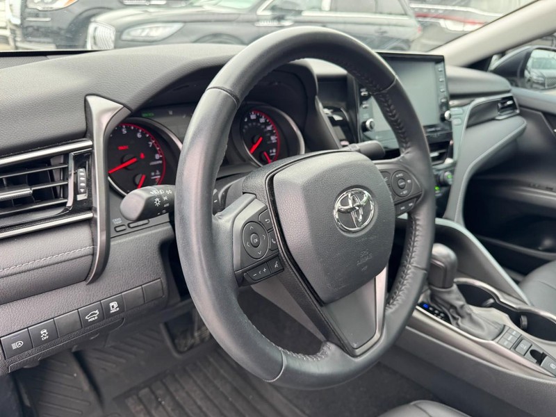 Toyota Camry Vehicle Full-screen Gallery Image 15