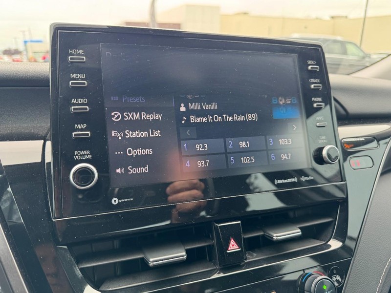 Toyota Camry Vehicle Full-screen Gallery Image 16