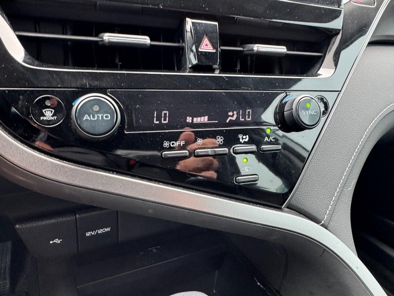 Toyota Camry Vehicle Full-screen Gallery Image 17