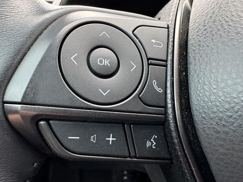 Toyota Camry Vehicle Full-screen Gallery Image 18