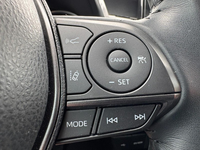 Toyota Camry Vehicle Full-screen Gallery Image 19