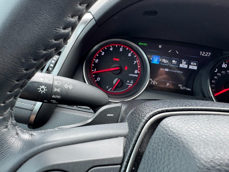 Toyota Camry Vehicle Full-screen Gallery Image 20
