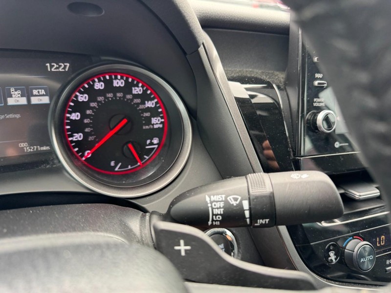 Toyota Camry Vehicle Full-screen Gallery Image 21