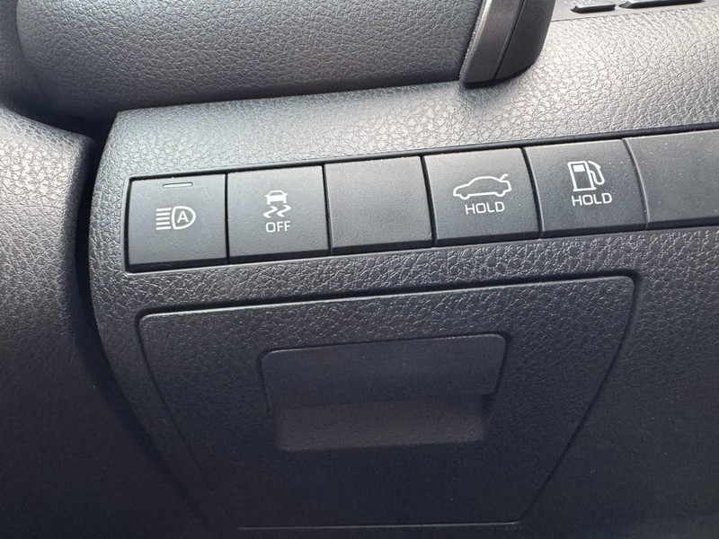 Toyota Camry Vehicle Full-screen Gallery Image 22