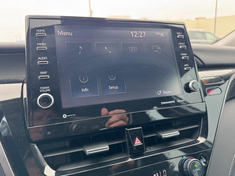 Toyota Camry Vehicle Full-screen Gallery Image 23