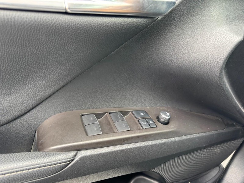 Toyota Camry Vehicle Full-screen Gallery Image 25