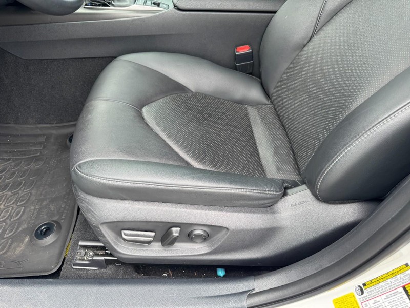 Toyota Camry Vehicle Full-screen Gallery Image 26