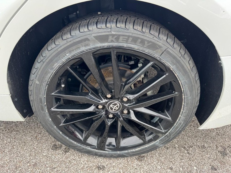 Toyota Camry Vehicle Full-screen Gallery Image 27