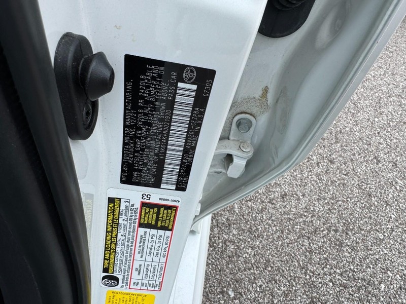 Toyota Camry Vehicle Full-screen Gallery Image 28