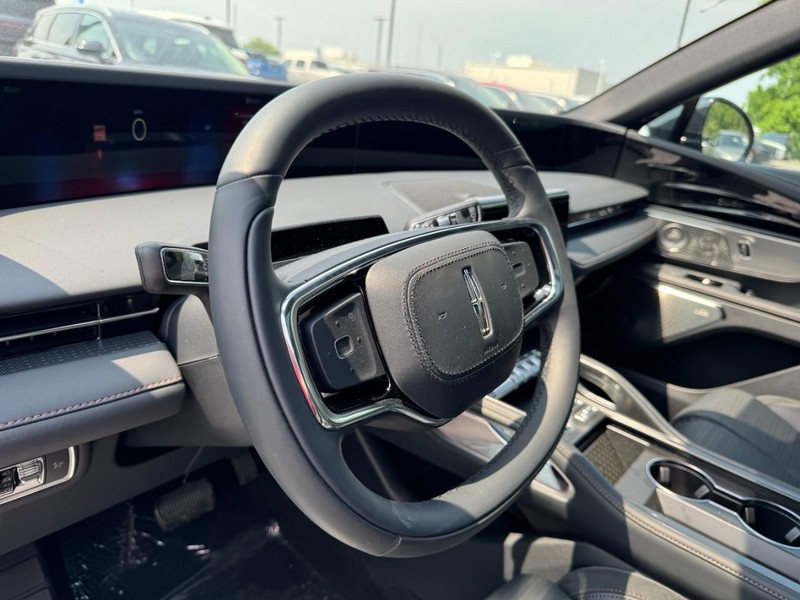 Lincoln Nautilus Vehicle Full-screen Gallery Image 15