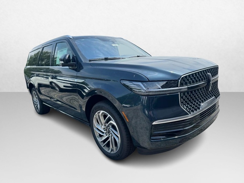 Lincoln Navigator L Vehicle Full-screen Gallery Image 03