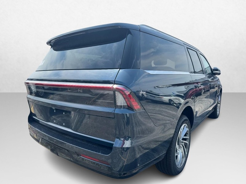 Lincoln Navigator L Vehicle Full-screen Gallery Image 05
