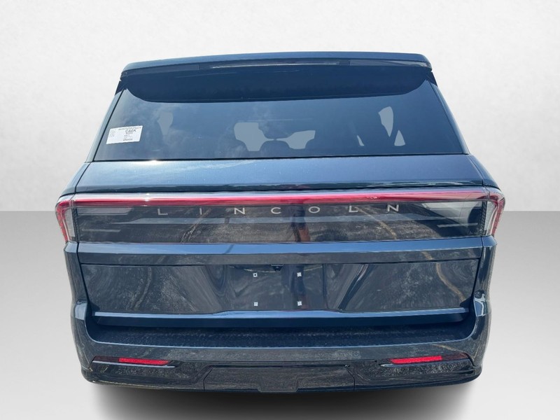 Lincoln Navigator L Vehicle Full-screen Gallery Image 06