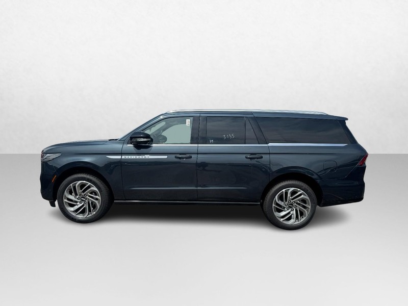 Lincoln Navigator L Vehicle Full-screen Gallery Image 08