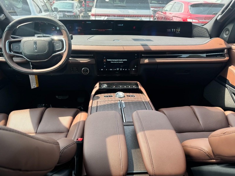 Lincoln Navigator L Vehicle Full-screen Gallery Image 09