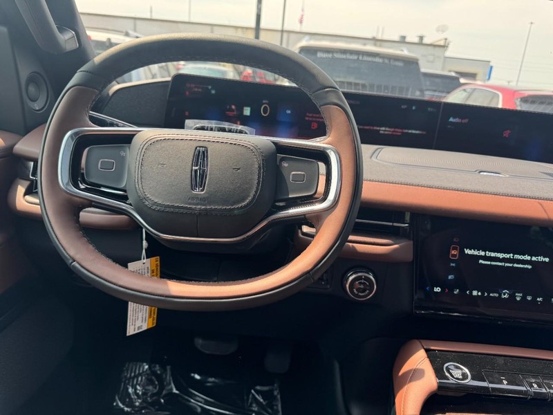 Lincoln Navigator L Vehicle Full-screen Gallery Image 10