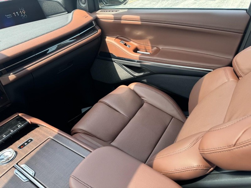 Lincoln Navigator L Vehicle Full-screen Gallery Image 11