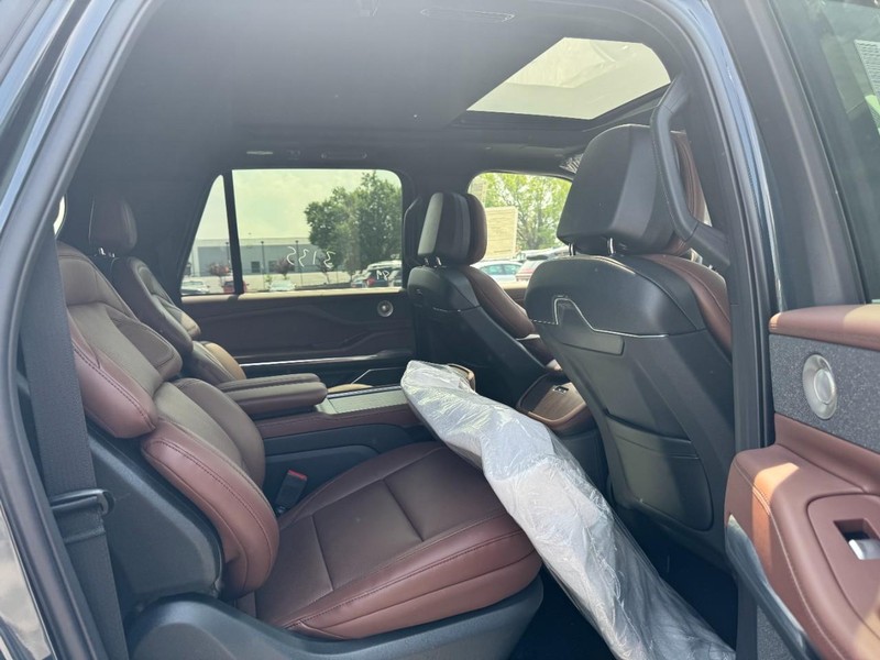Lincoln Navigator L Vehicle Full-screen Gallery Image 13