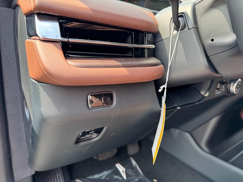 Lincoln Navigator L Vehicle Full-screen Gallery Image 14