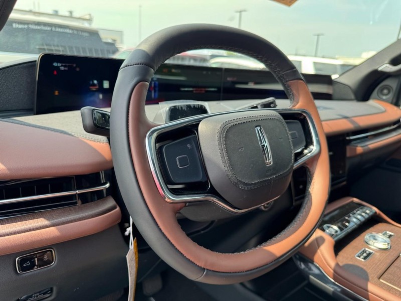 Lincoln Navigator L Vehicle Full-screen Gallery Image 15
