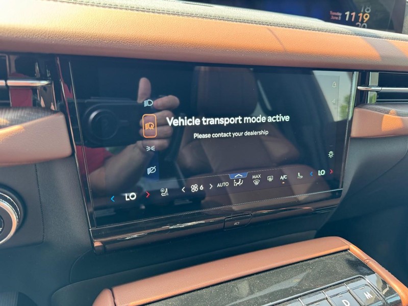 Lincoln Navigator L Vehicle Full-screen Gallery Image 16