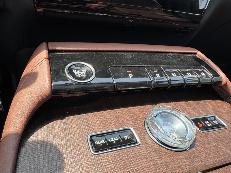 Lincoln Navigator L Vehicle Full-screen Gallery Image 17