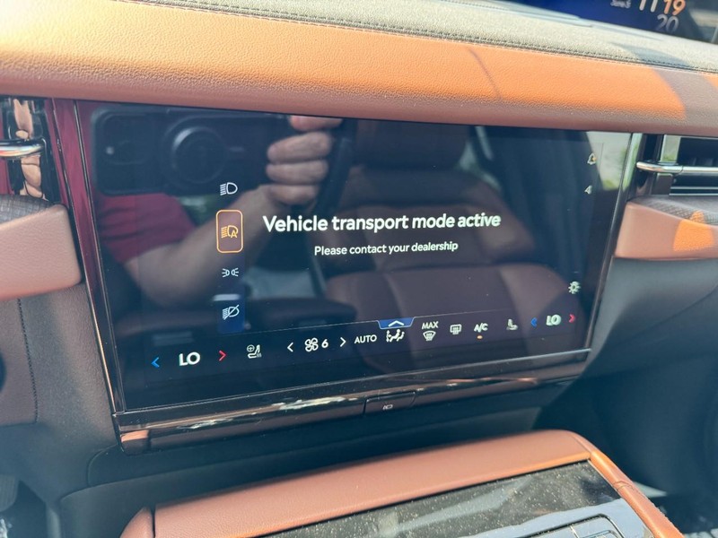 Lincoln Navigator L Vehicle Full-screen Gallery Image 23