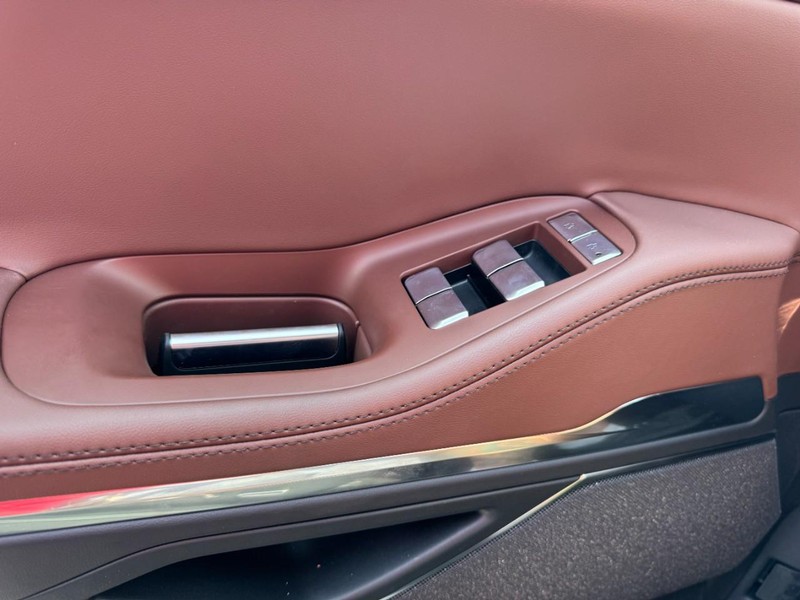 Lincoln Navigator L Vehicle Full-screen Gallery Image 25