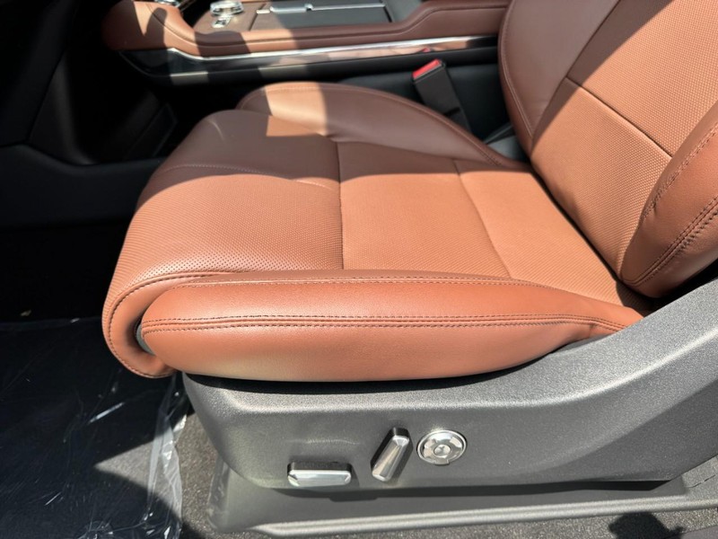 Lincoln Navigator L Vehicle Full-screen Gallery Image 26