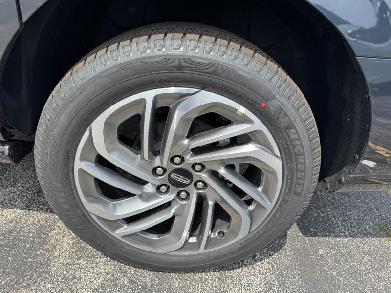 Lincoln Navigator L Vehicle Full-screen Gallery Image 27