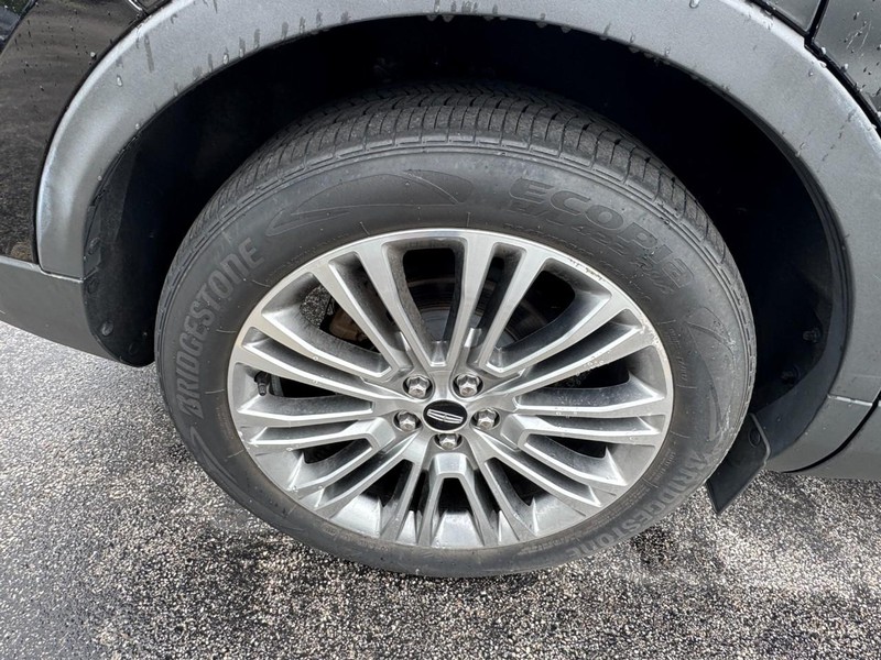 Lincoln MKX Vehicle Full-screen Gallery Image 04
