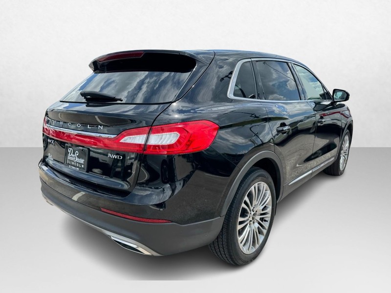 Lincoln MKX Vehicle Full-screen Gallery Image 05