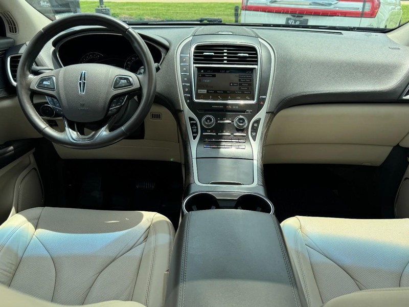 Lincoln MKX Vehicle Full-screen Gallery Image 09