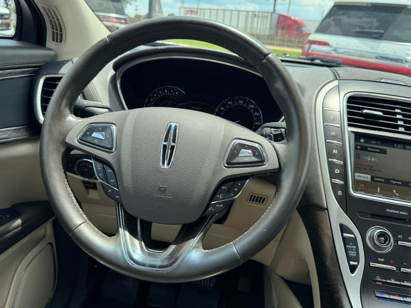 Lincoln MKX Vehicle Full-screen Gallery Image 10