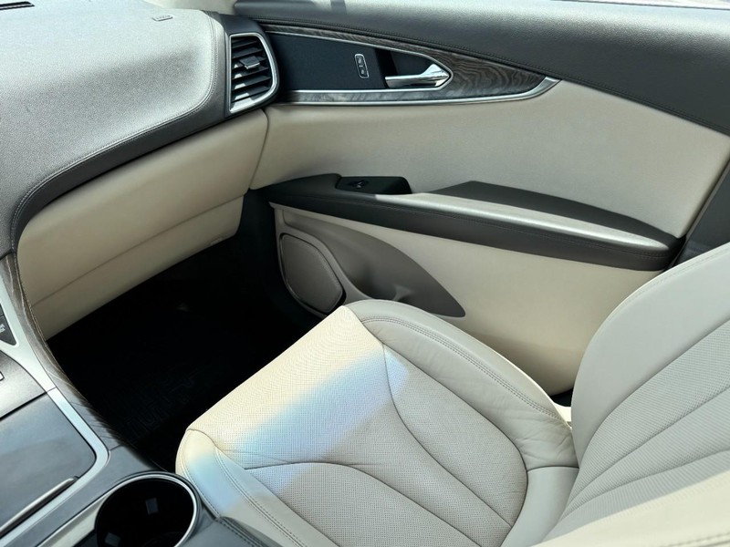Lincoln MKX Vehicle Full-screen Gallery Image 11
