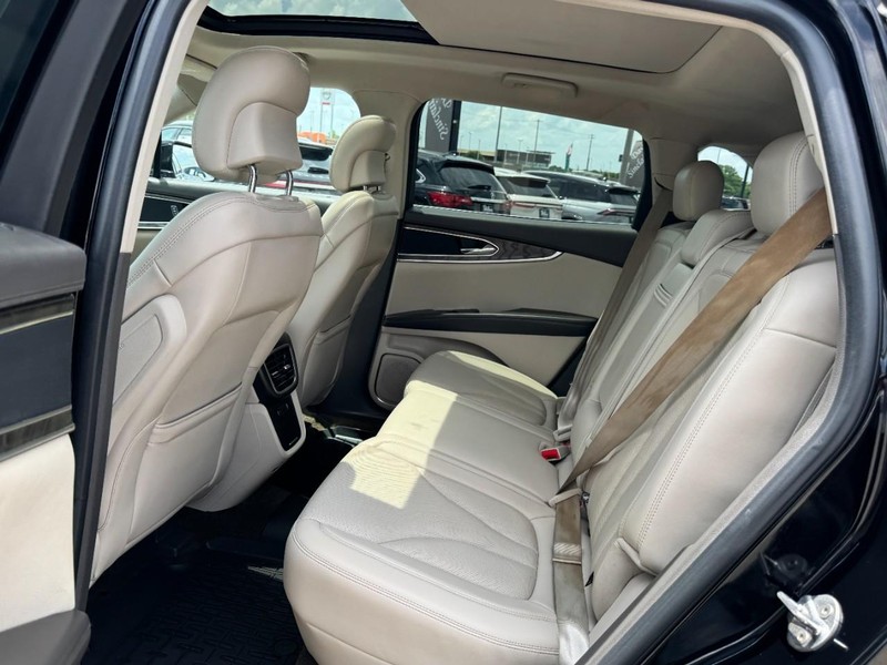 Lincoln MKX Vehicle Full-screen Gallery Image 12