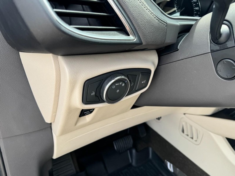 Lincoln MKX Vehicle Full-screen Gallery Image 14