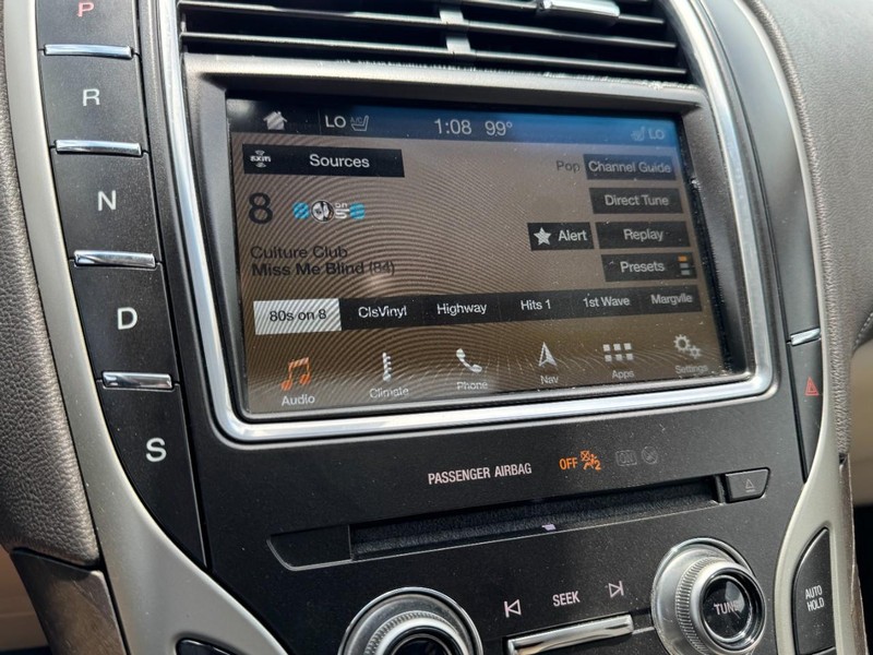 Lincoln MKX Vehicle Full-screen Gallery Image 16