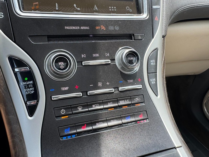 Lincoln MKX Vehicle Full-screen Gallery Image 17