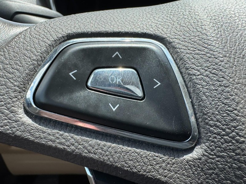 Lincoln MKX Vehicle Full-screen Gallery Image 18