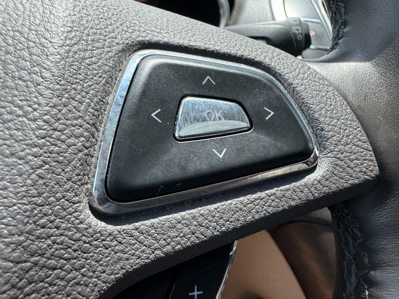 Lincoln MKX Vehicle Full-screen Gallery Image 19