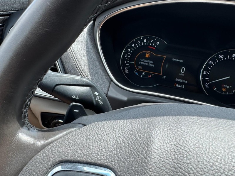 Lincoln MKX Vehicle Full-screen Gallery Image 20
