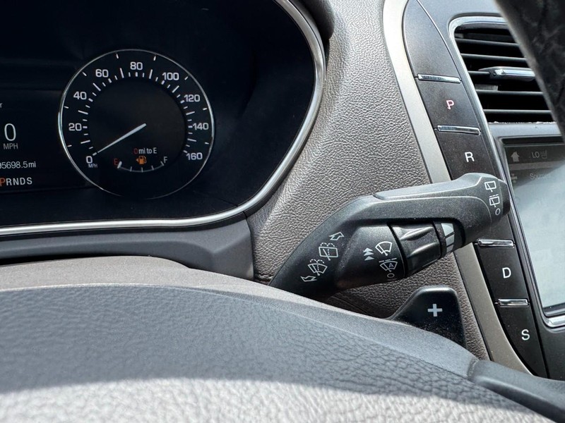Lincoln MKX Vehicle Full-screen Gallery Image 21