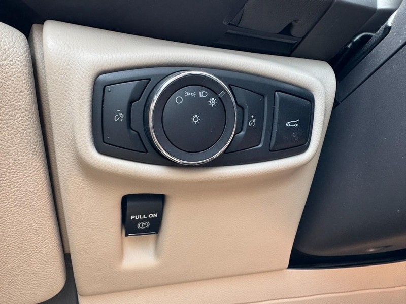 Lincoln MKX Vehicle Full-screen Gallery Image 22