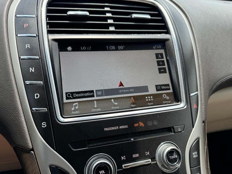 Lincoln MKX Vehicle Full-screen Gallery Image 23